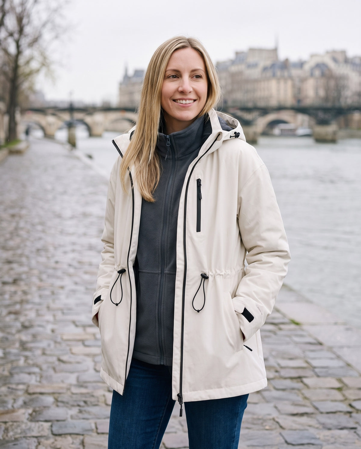Imperméable femme blanc - porté ouvert sur la polaire