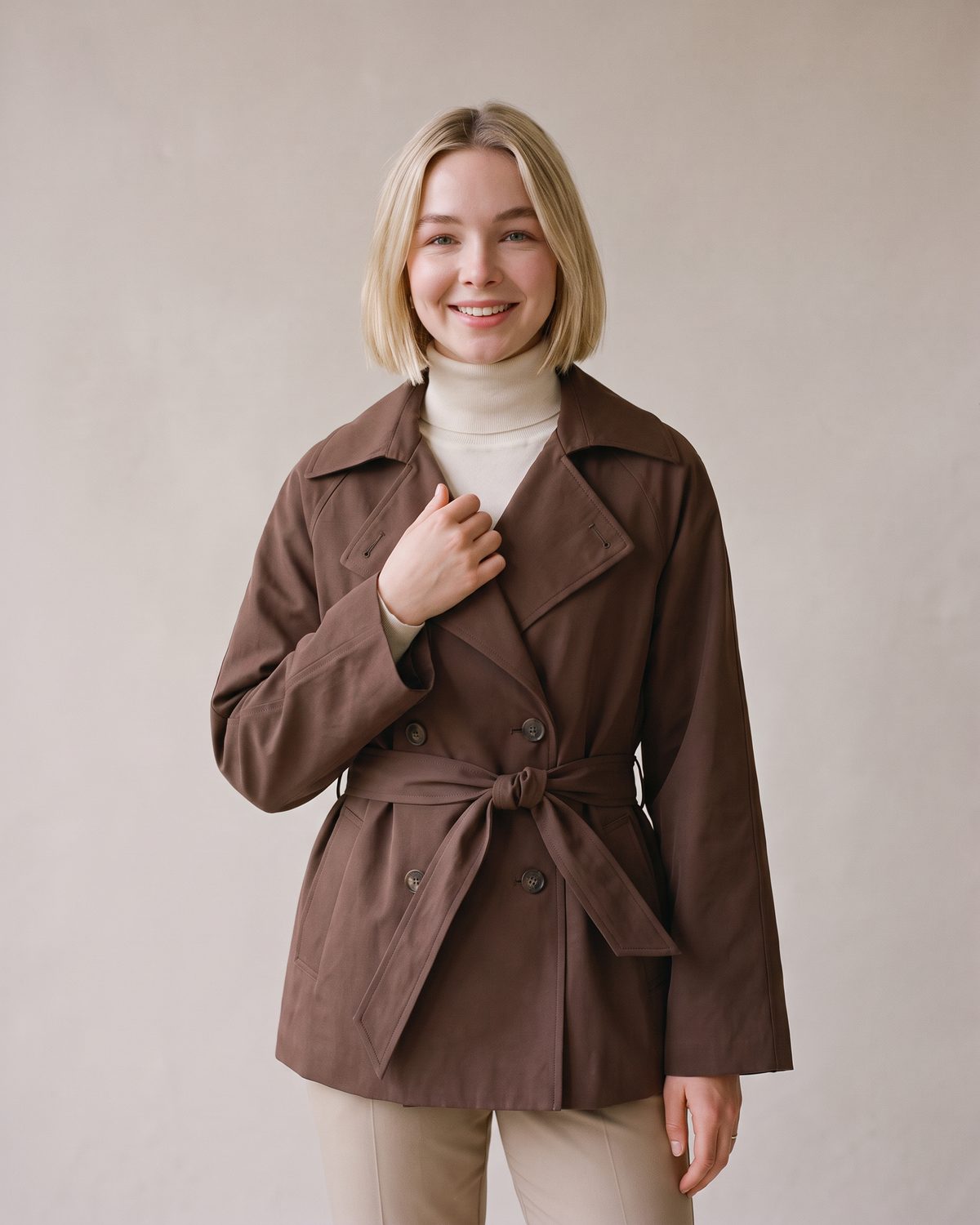 Trench court femme brun porté