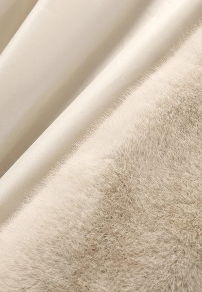 Veste en fausse fourrure avec capuche