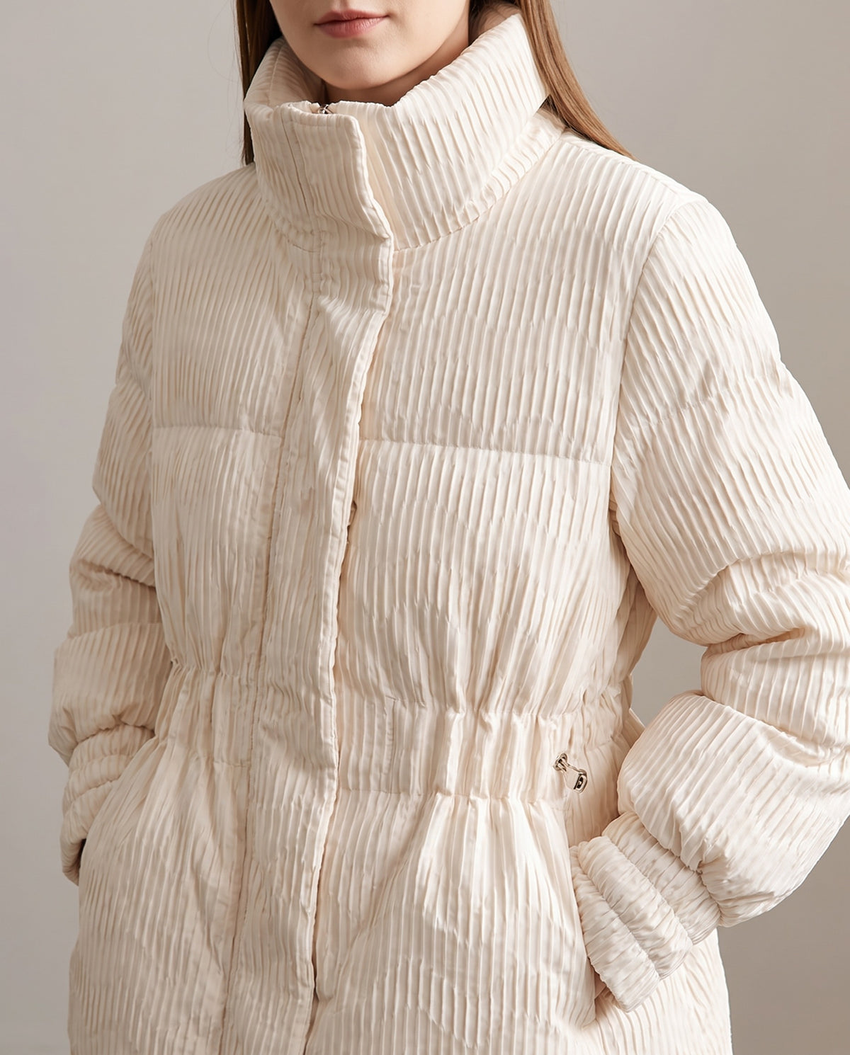 Doudoune beige femme - détail col montant et zip