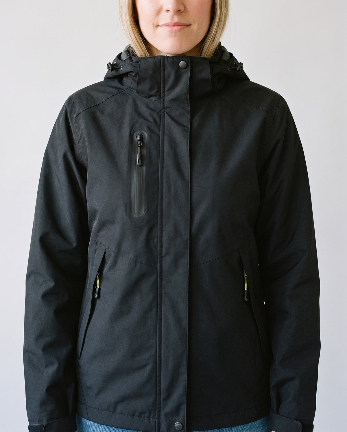 Imperméable femme noir - détail capuche et zip
