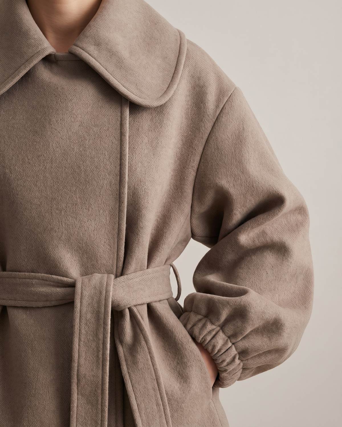 Manteau court ceinturé taupe femme — Détail