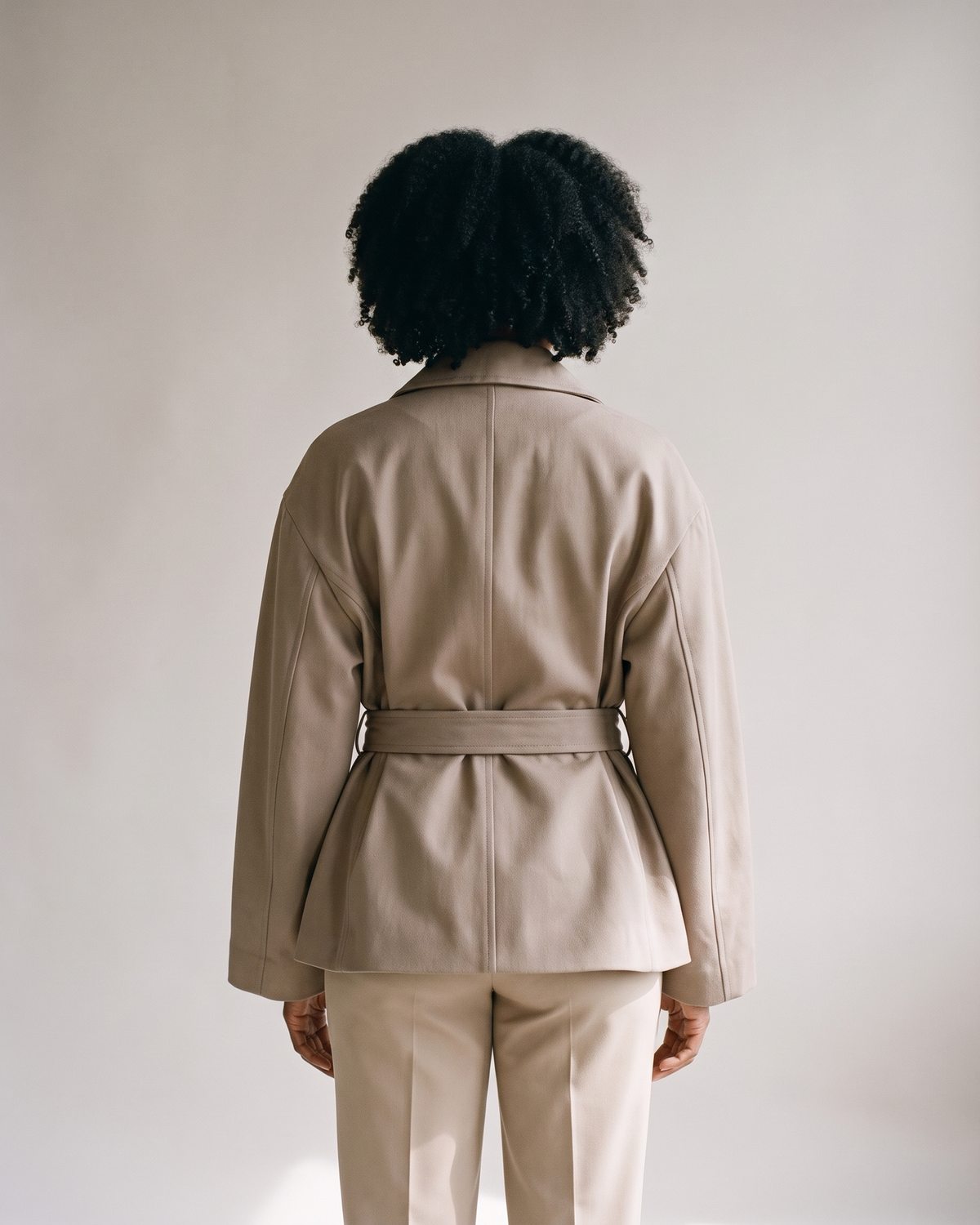 Manteau court ceinturé taupe femme — Dos