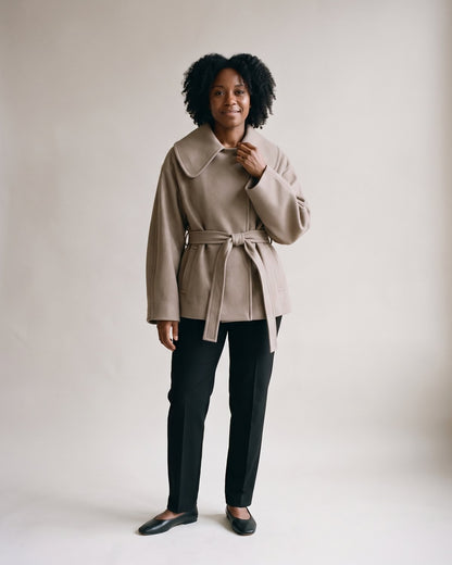Manteau court ceinturé taupe femme — Face
