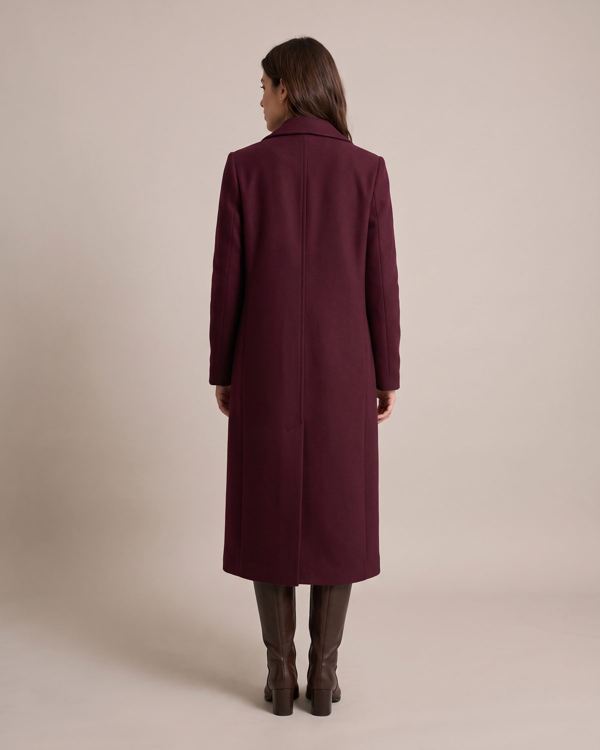 Manteau long bordeaux femme dos
