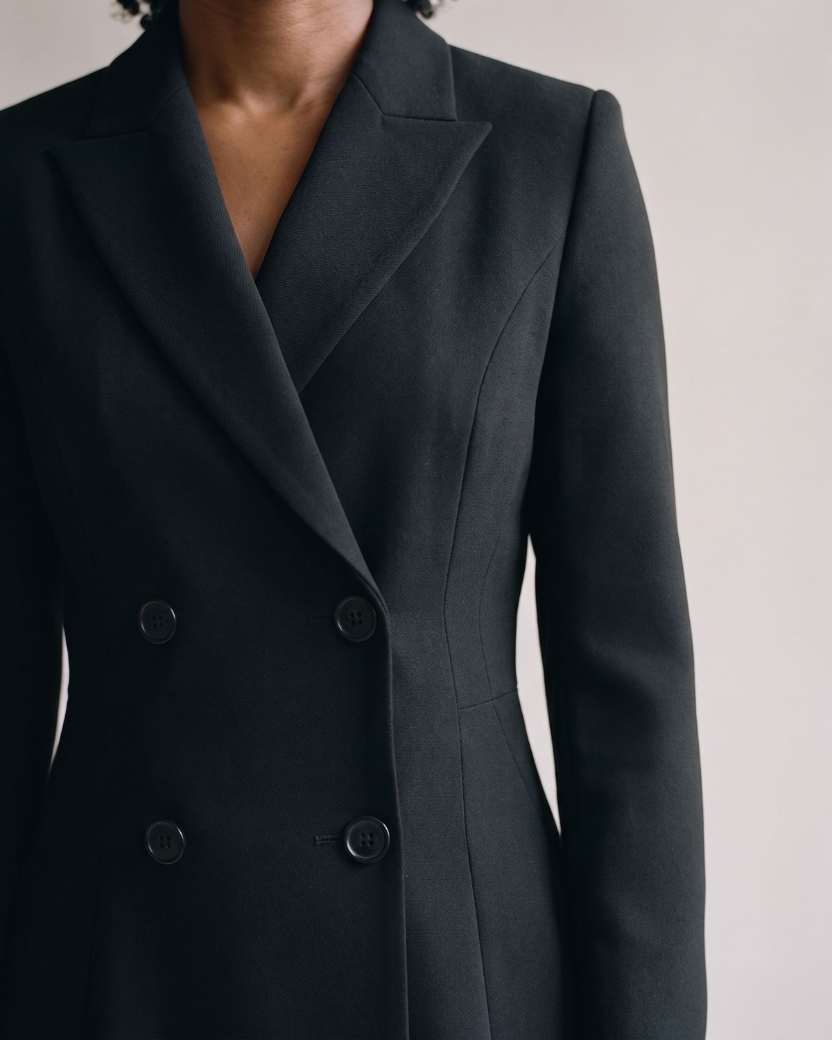 Manteau long noir cintré femme — Détail