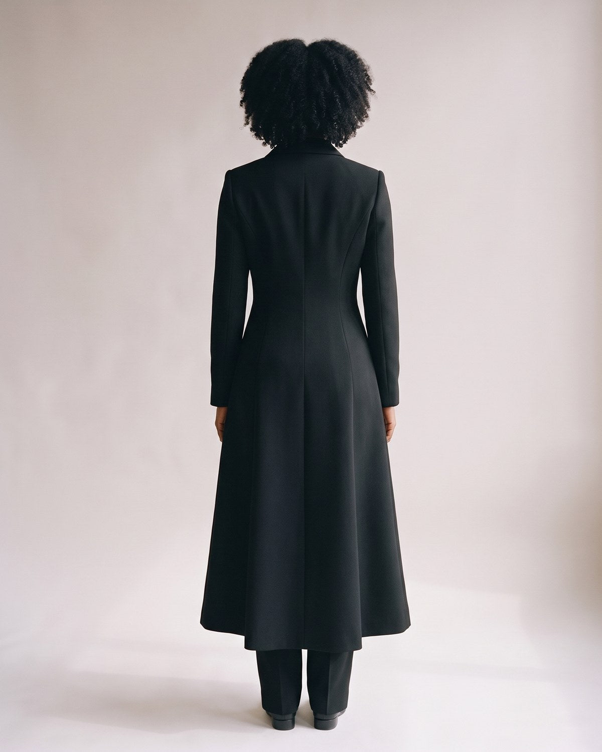 Manteau long noir cintré femme — Dos
