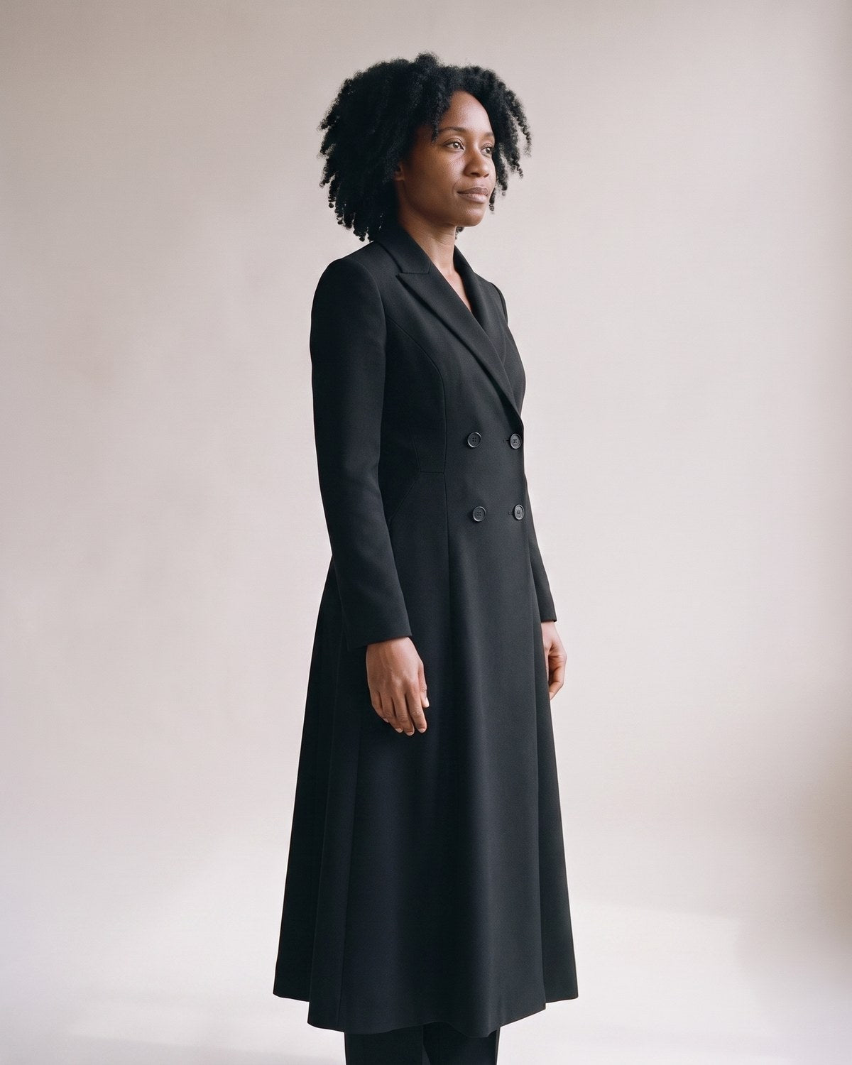 Manteau long noir cintré femme — Profil