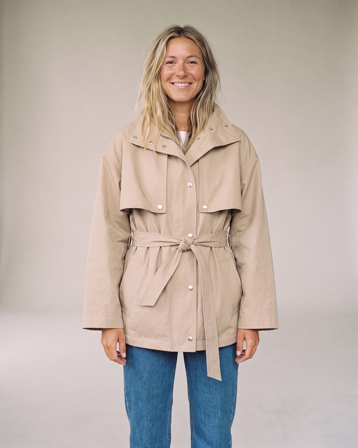 Trench Coat Mi Long Beige Femme porté