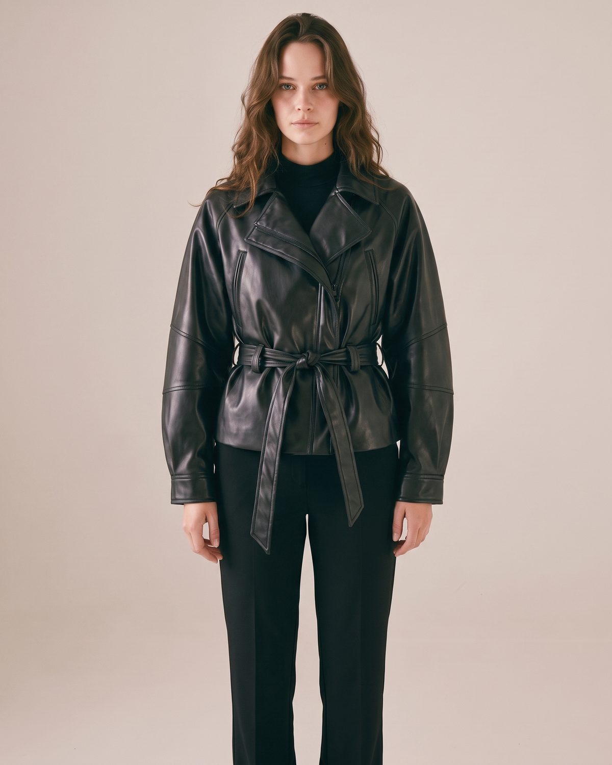 Trench Coat Simili Cuir Court Femme porté