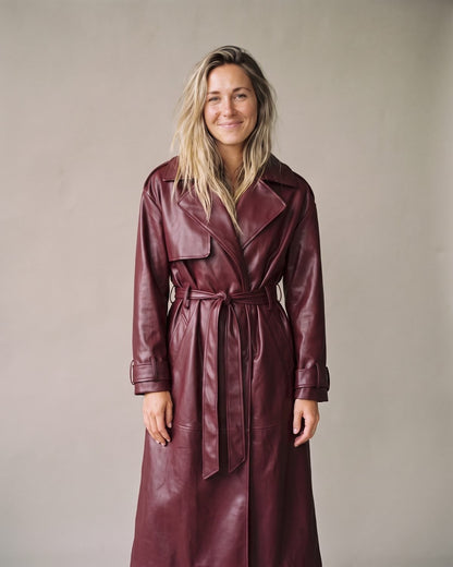 Trench Coat Simili Cuir Long Femme bordeaux porté