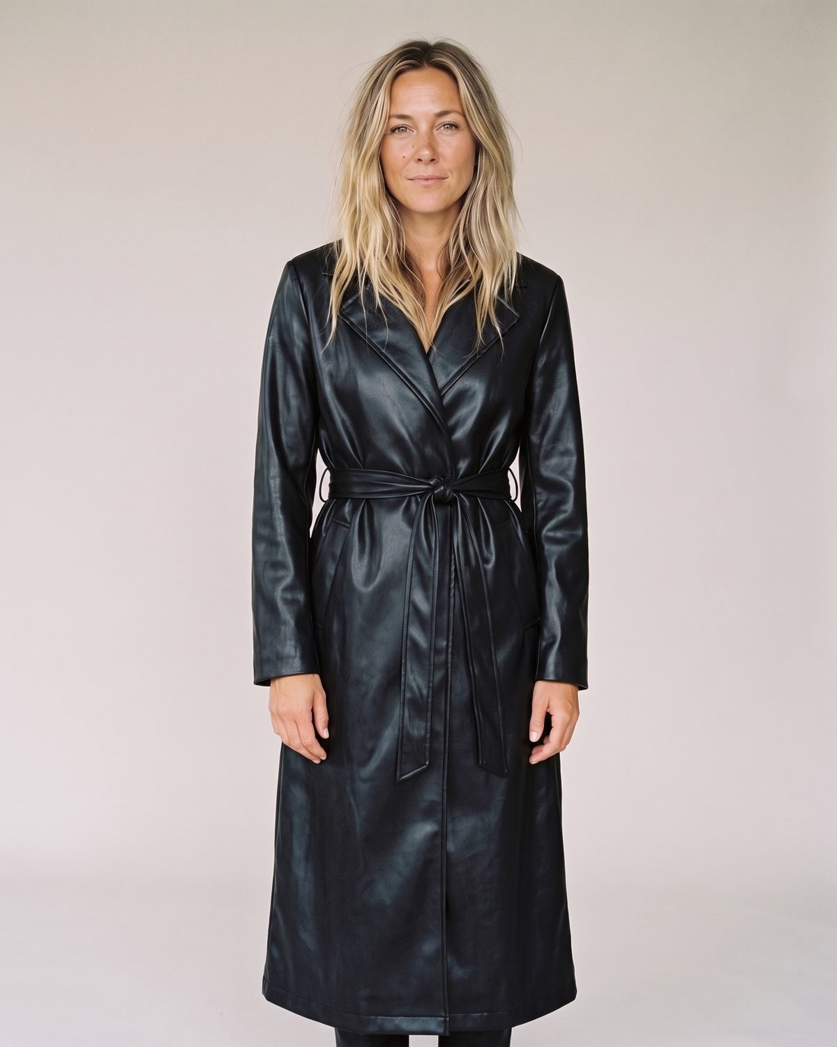 Trench Coat Simili Cuir Long Femme noir porté