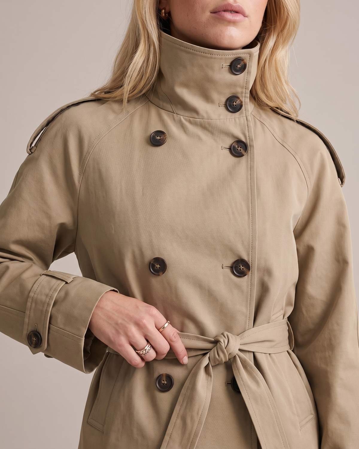 Trench court beige femme détail ceinture
