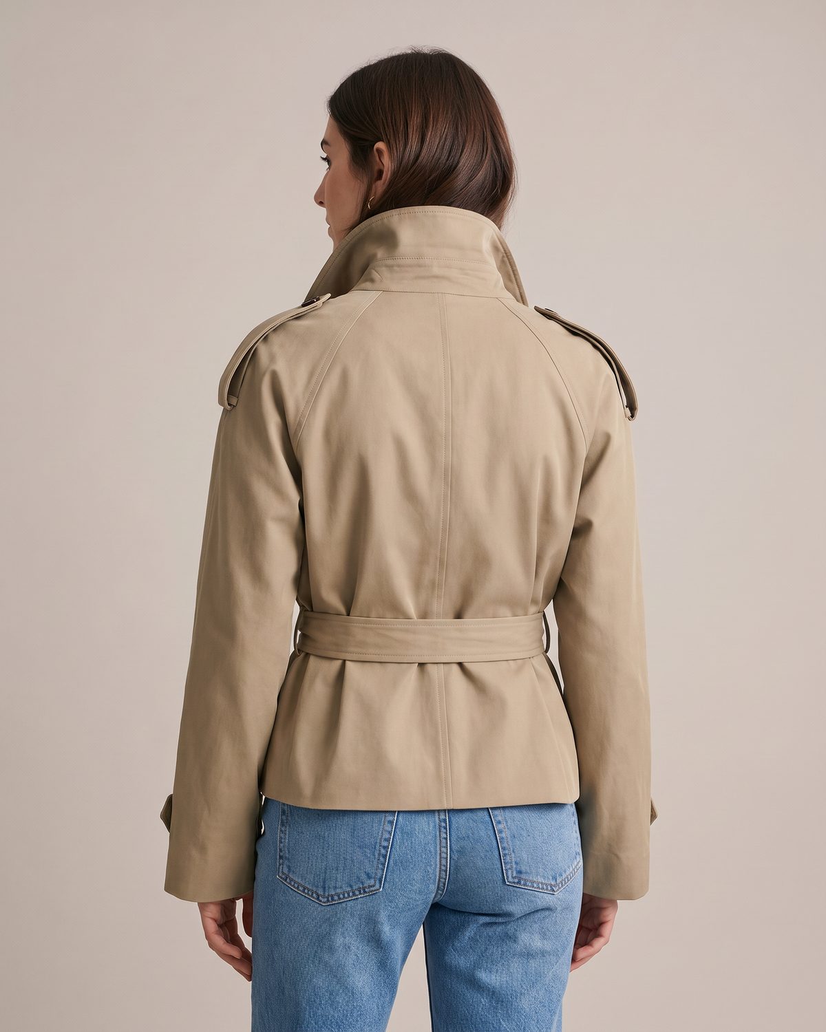 Trench court beige femme dos