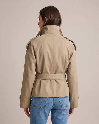 Trench court beige femme dos