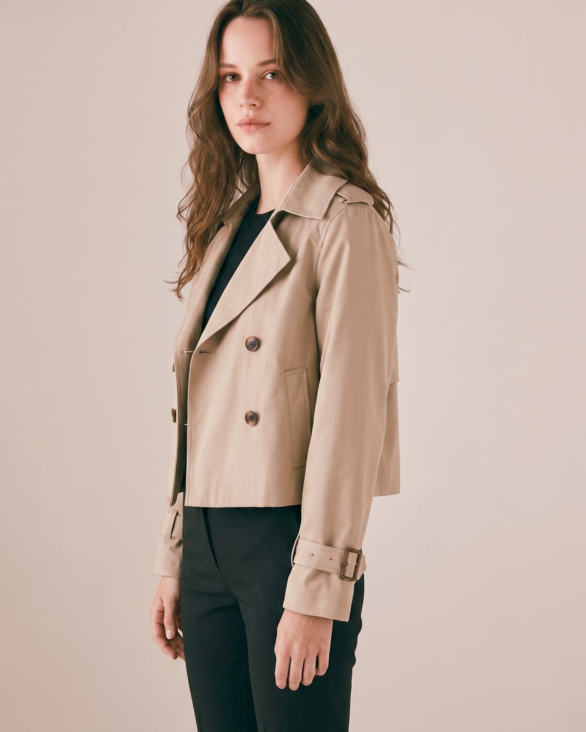 Trench court camel femme profil