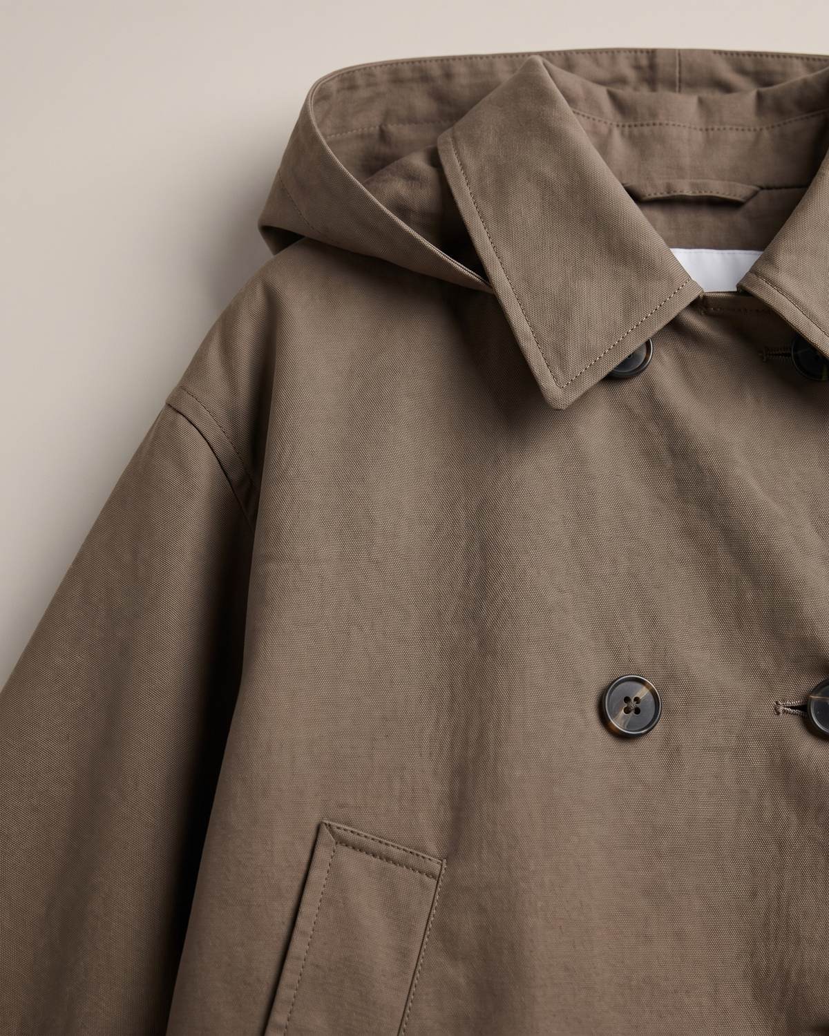 Trench court à capuche marron femme — Détail
