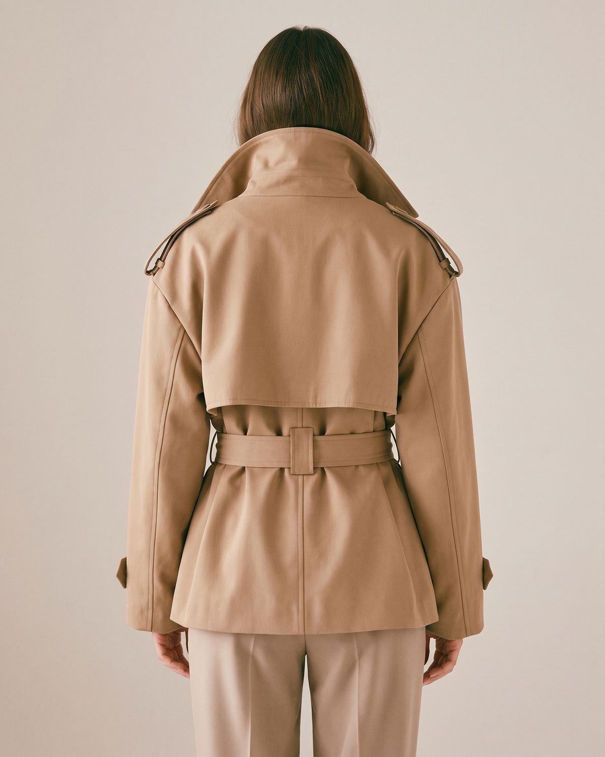 Trench court ceinturé camel femme — Dos