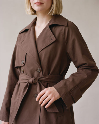 Trench court femme brun détail
