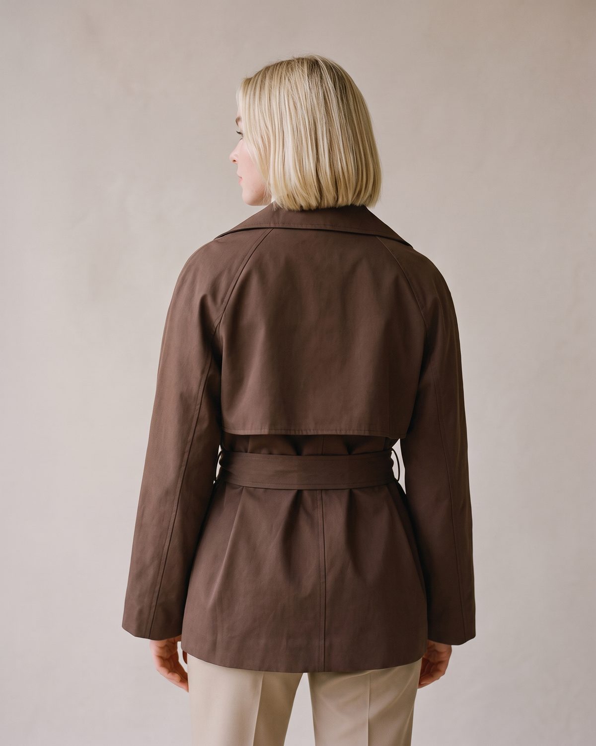 Trench court femme brun dos