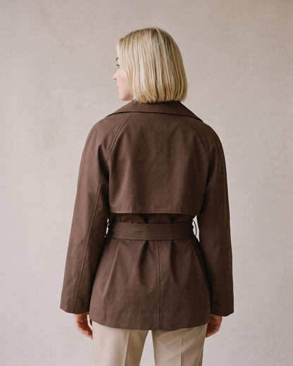 Trench court femme brun dos