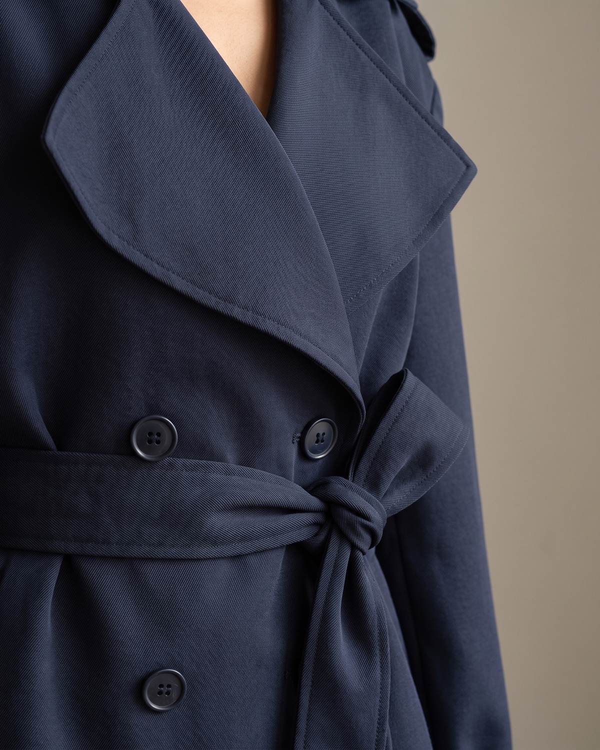 Trench court bleu marine femme — Détail