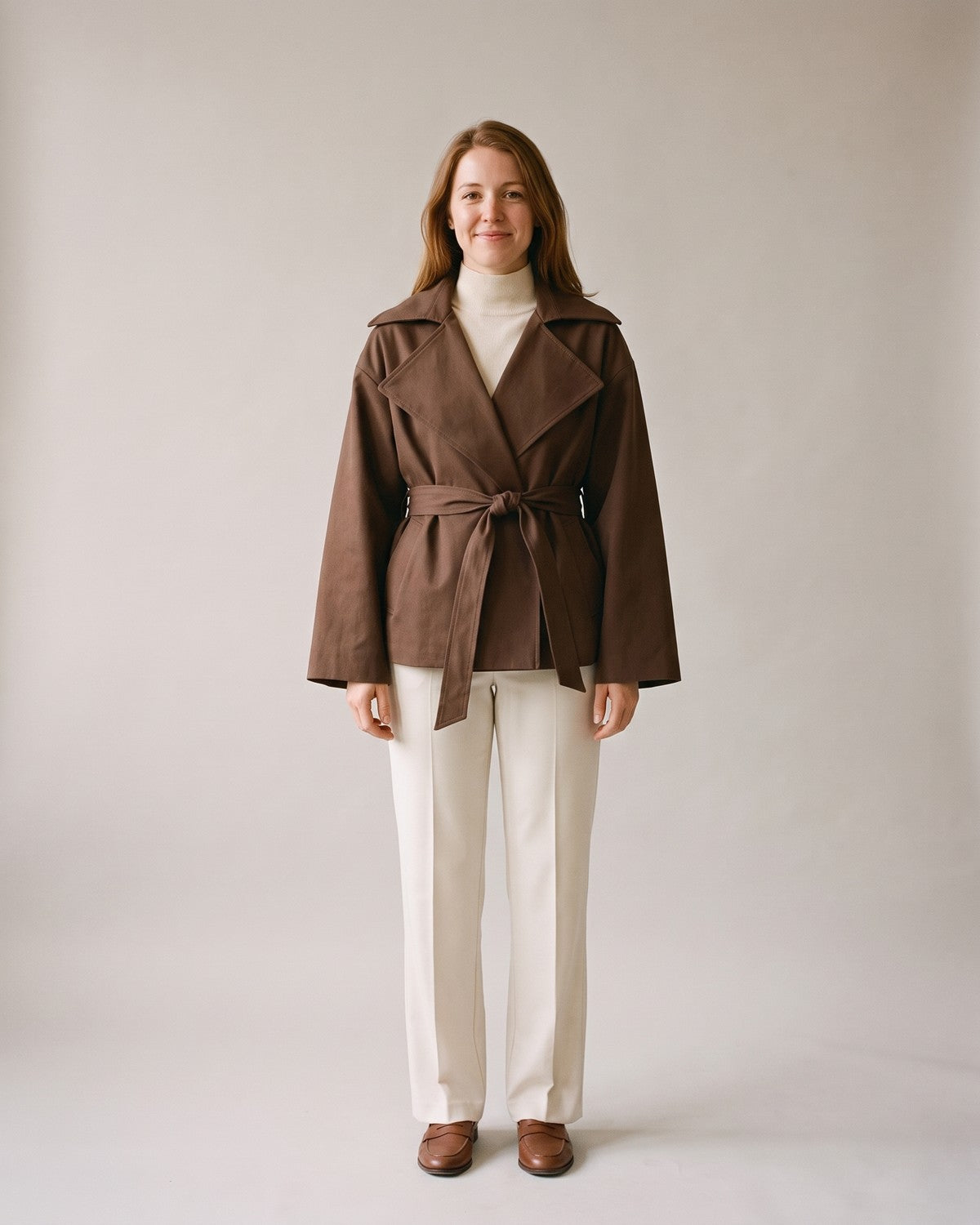 Trench court marron chocolat femme - face