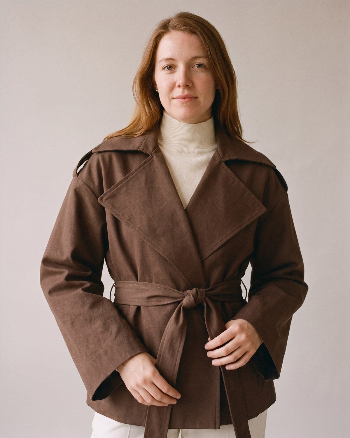 Trench court marron chocolat femme - détail