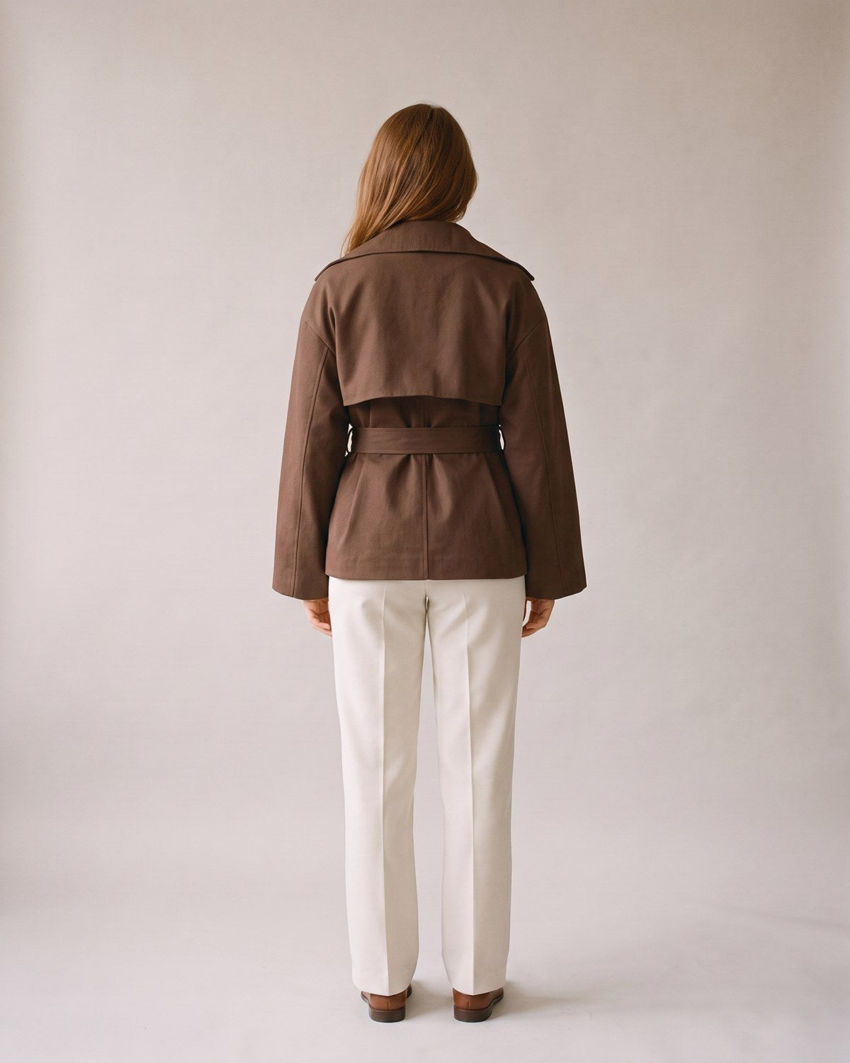 Trench court marron chocolat femme - porté en ville