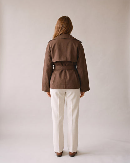 Trench court marron chocolat femme - porté en ville