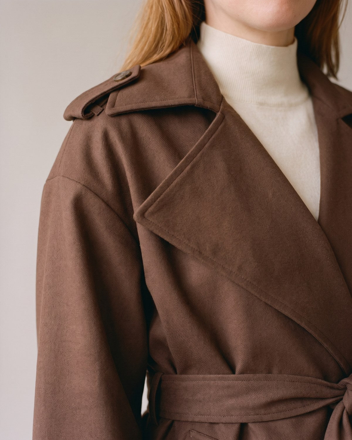 Trench court marron chocolat femme - détail matière