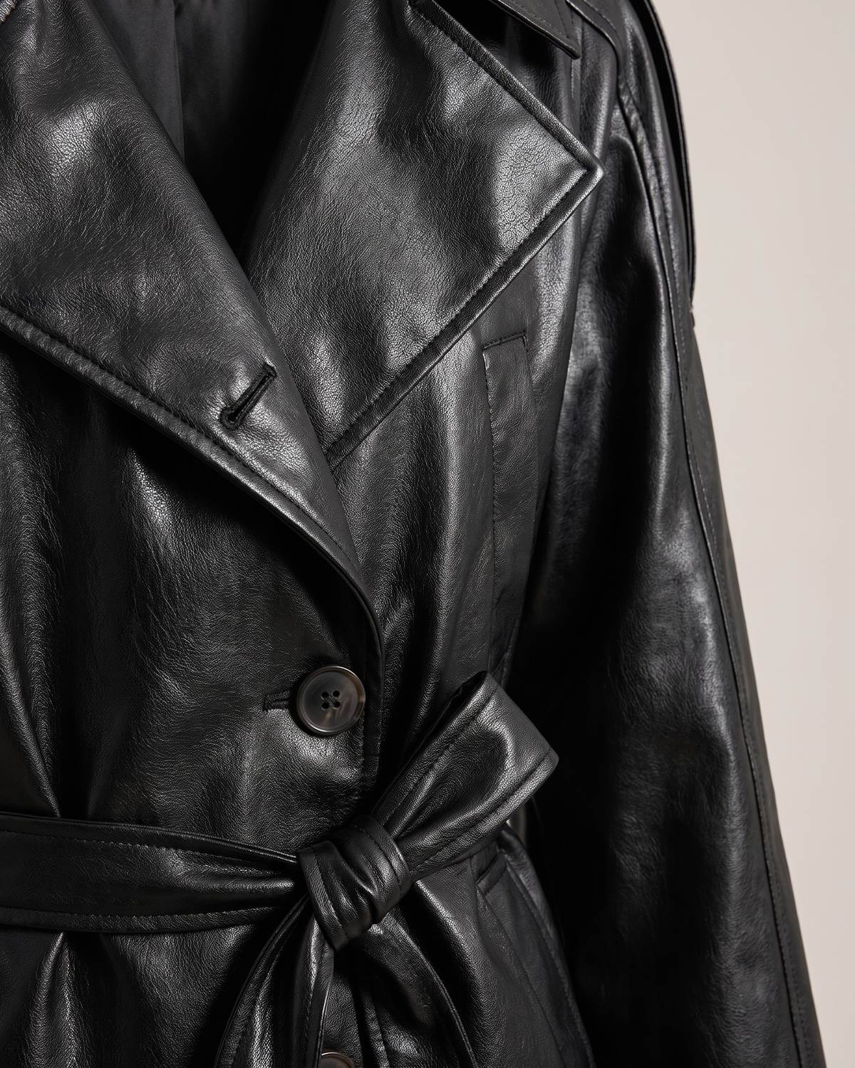 Trench court simili cuir noir femme — Détail