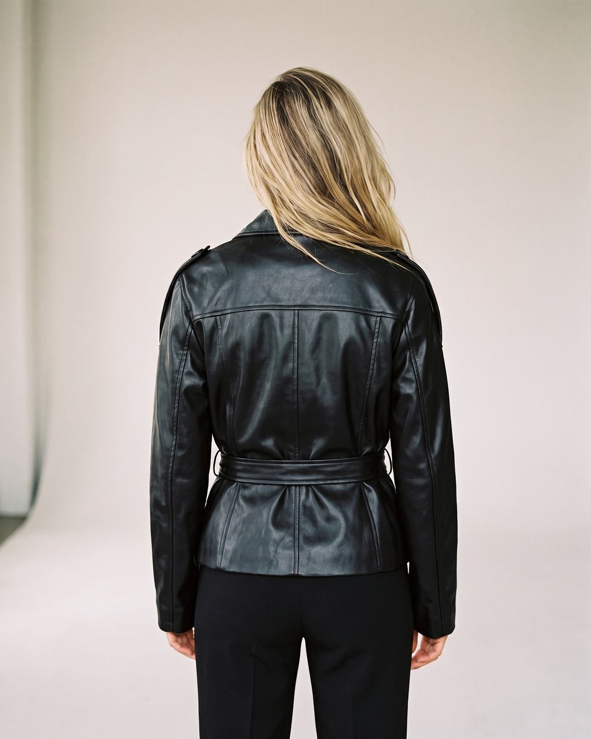 Trench court simili cuir noir femme — Dos