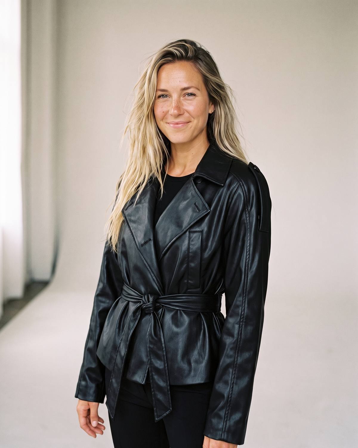 Trench court simili cuir noir femme — Profil