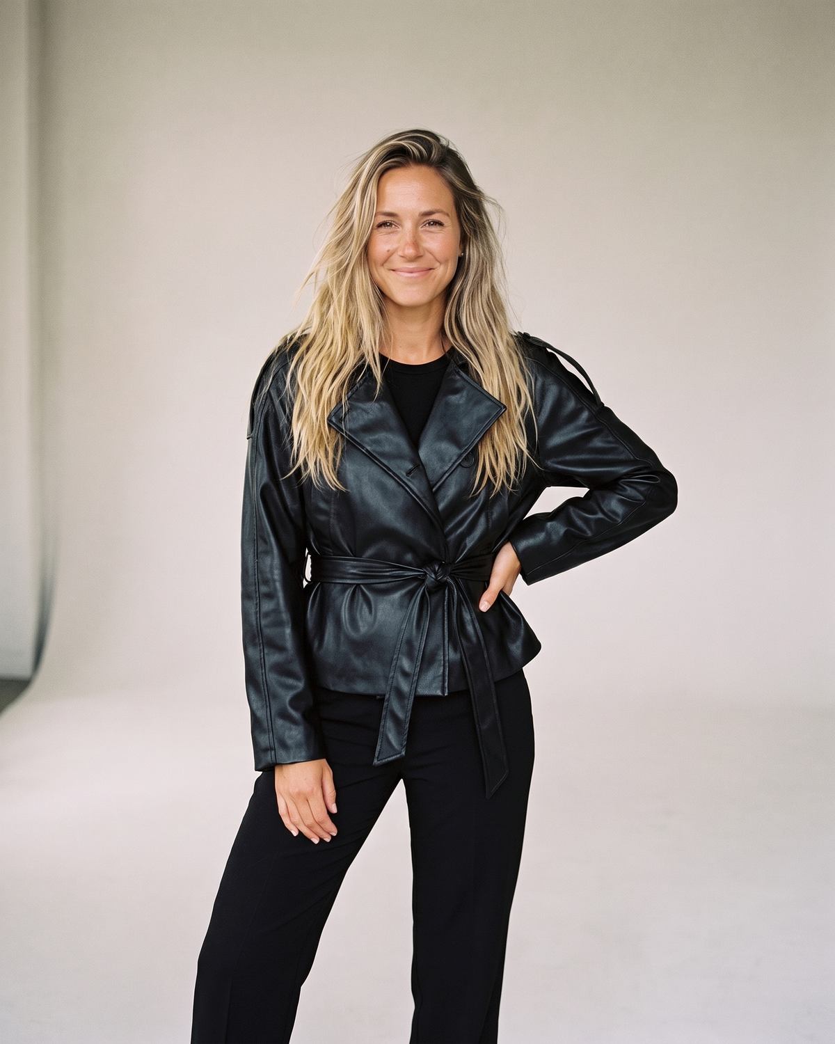 Trench court simili cuir noir femme — Face