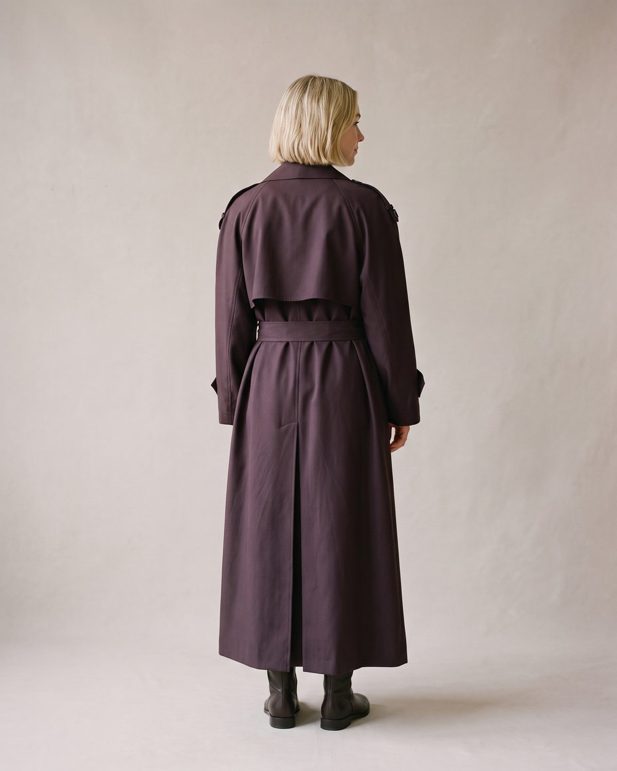 Trench long bordeaux prune femme dos