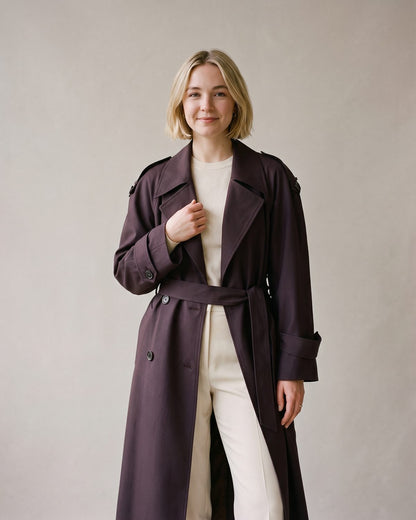 Trench long bordeaux prune femme porté