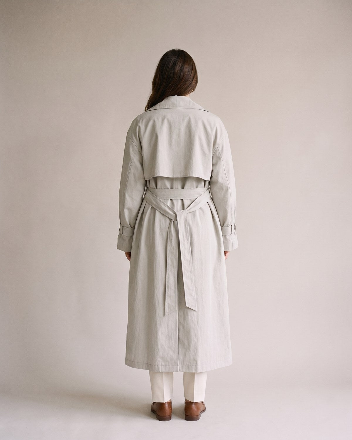 Trench long gris clair femme - dos