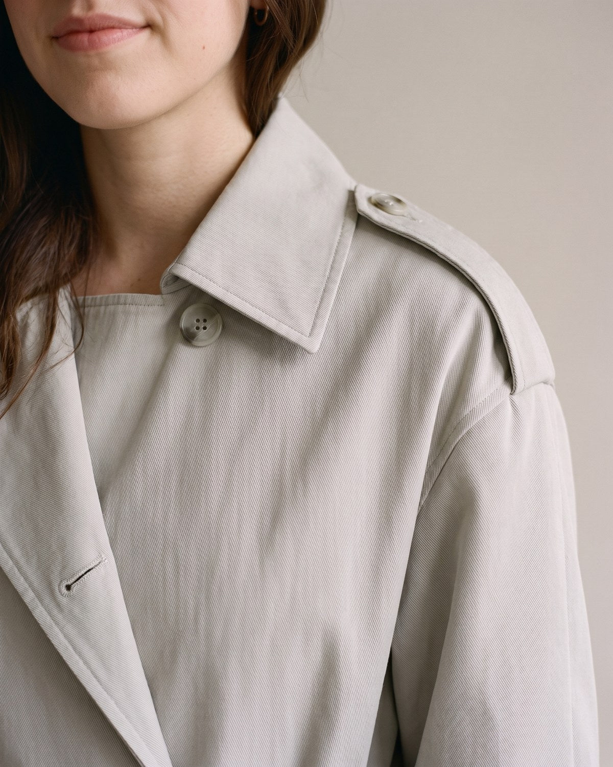 Trench long gris clair femme - détail matière