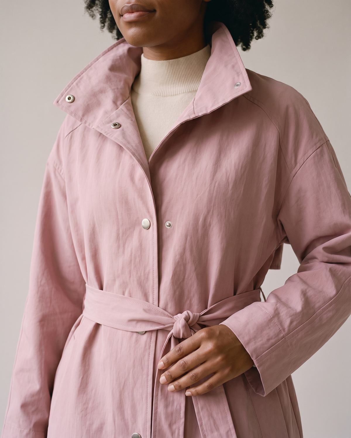 Trench rose poudré long femme détail