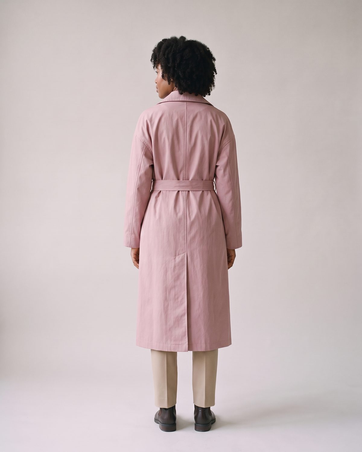 Trench rose poudré long femme dos