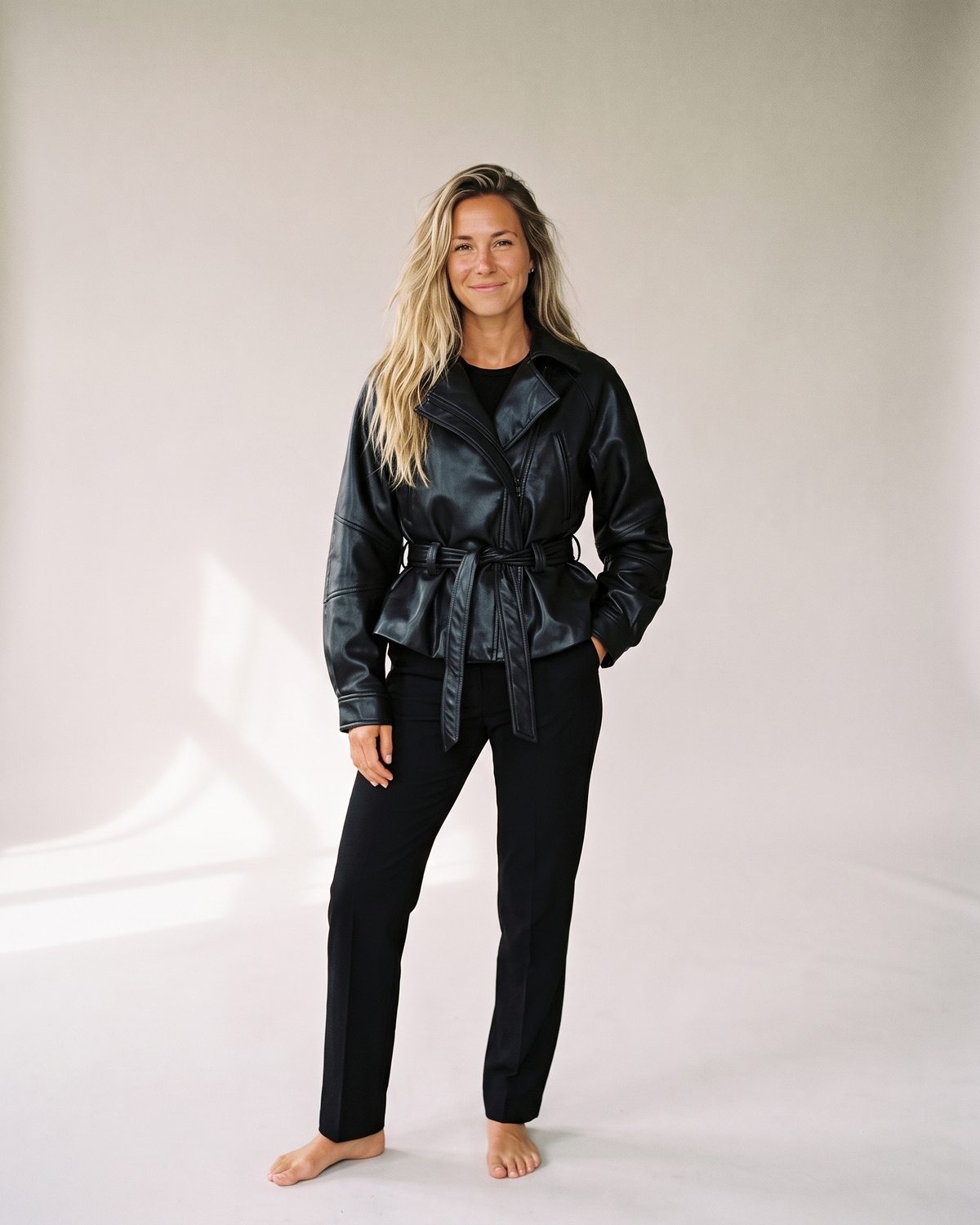 Veste courte simili cuir noire femme — Face